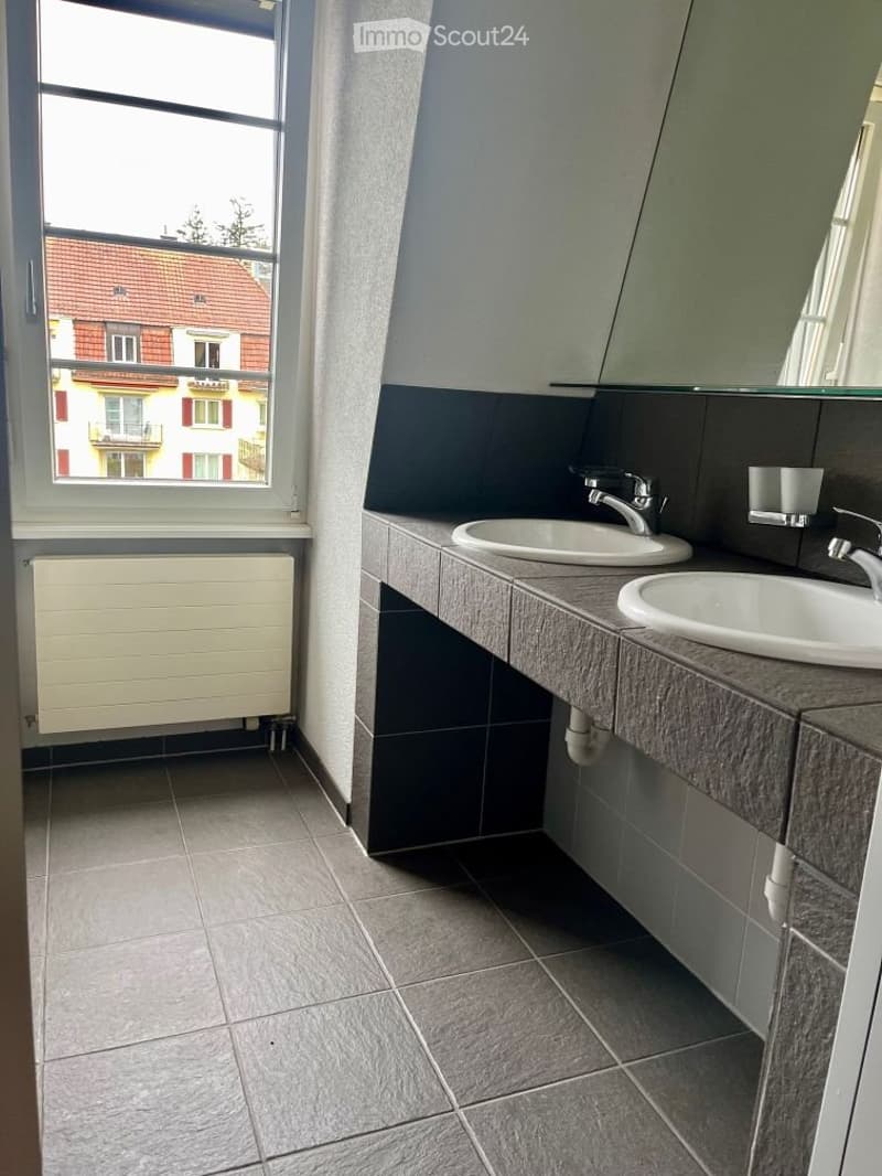 Ruhige 4.5-Zimmer Dachwohnung 2 Balkone & Garten Bergblick (2)