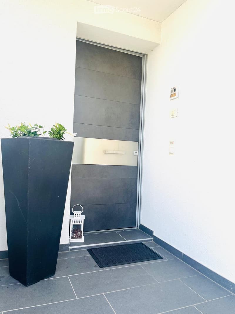 Moderne und funktionale Villa mit hervorragenden Ausstattungen und Garten (12)