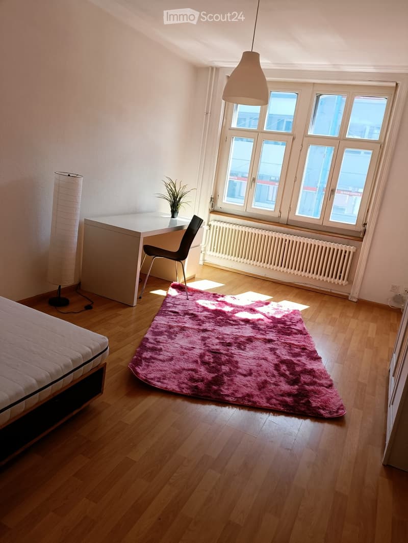 Molto grande camera arredata in condivisione con letto matrimoniale vicino ai trasporti pubblici (1)
