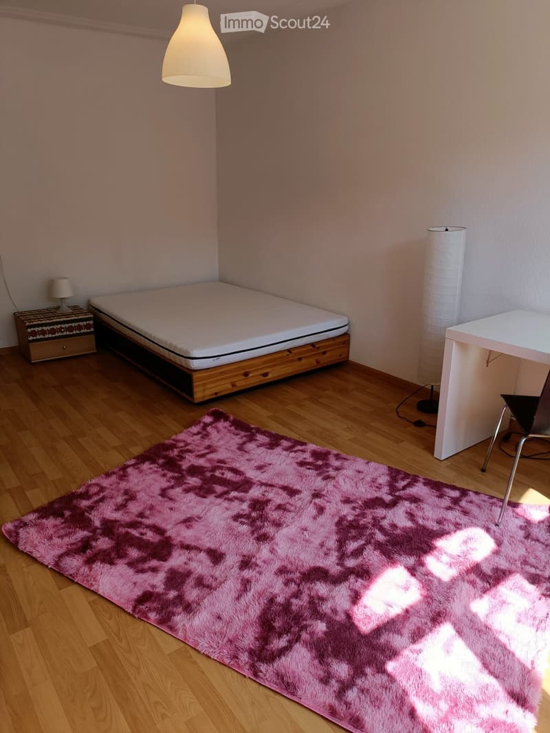Molto grande camera arredata in condivisione con letto matrimoniale vicino ai trasporti pubblici (2)