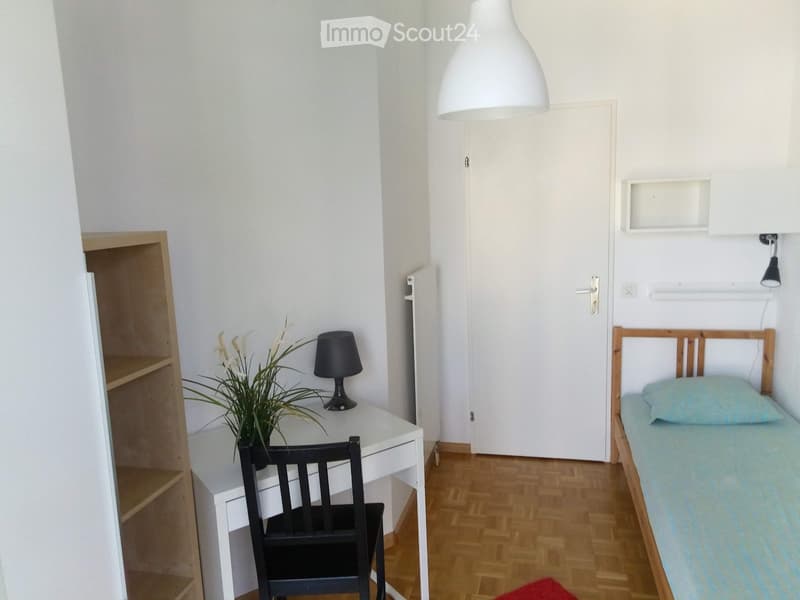 Camera ammobiliata in condivisione con balcone disponibile immediatamente (2)