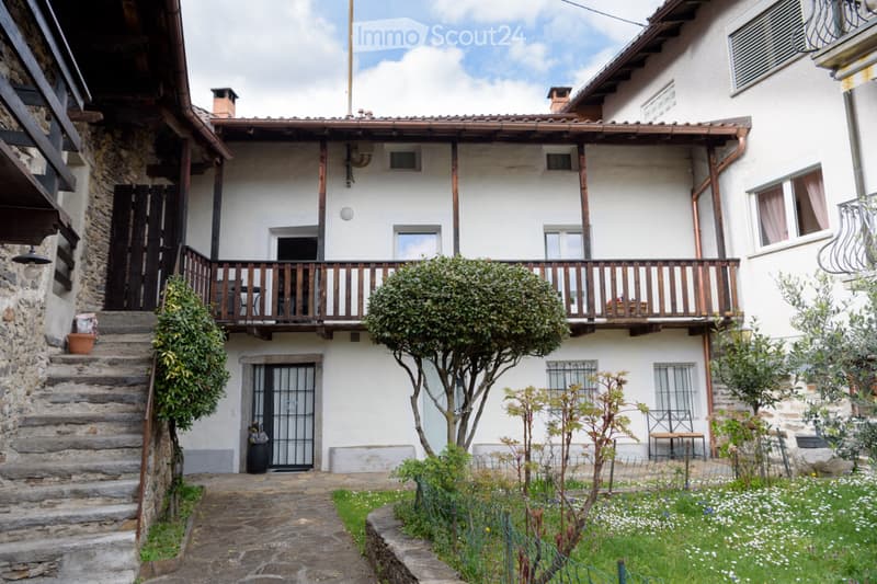 Arcegno, charming Ticino house in the historic core (1)