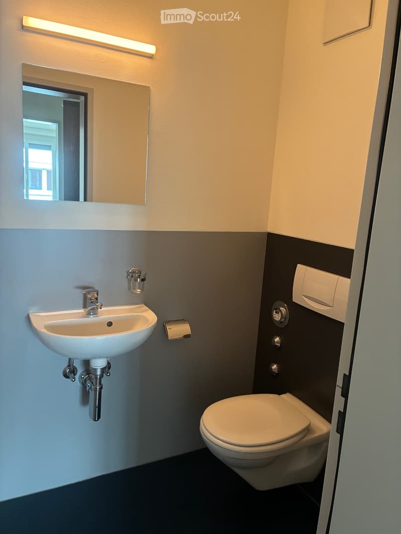 Chambre avec toilettes et lavabo (1)