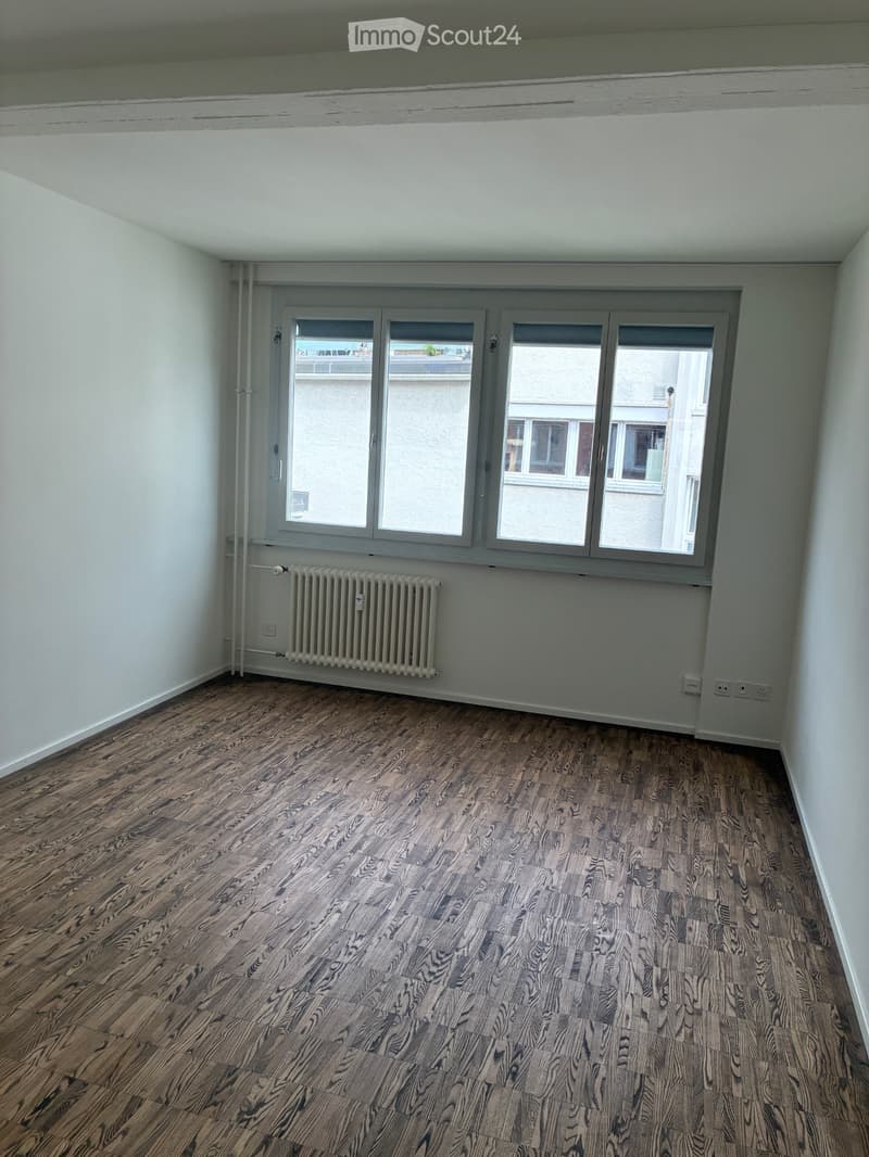 Chambre avec toilettes et lavabo (2)