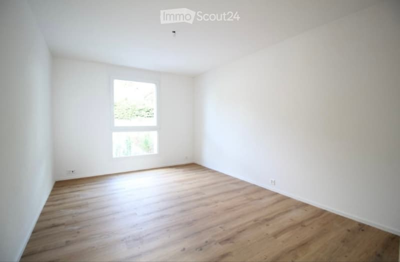 Appartement en rez-de-chaussée de 2,5 pièces lumineux avec norme de construction moderne (4)