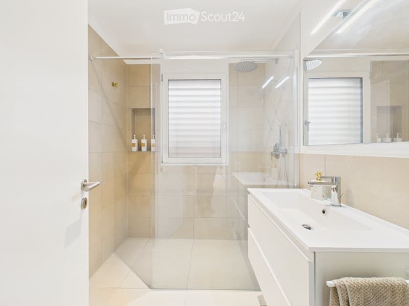 Modern apartment with internal laundry, large terrace (5)