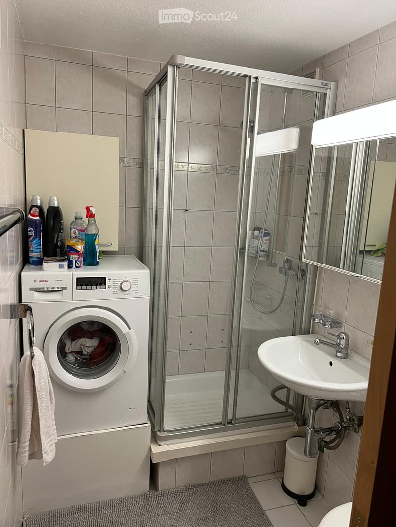 WG-Zimmer neben Tivoli Einkaufszenter mit Balkon,nahe Zürich (5)