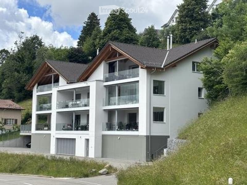 Ampio appartamento di 4 1/2 locali con veranda (serra) (1)