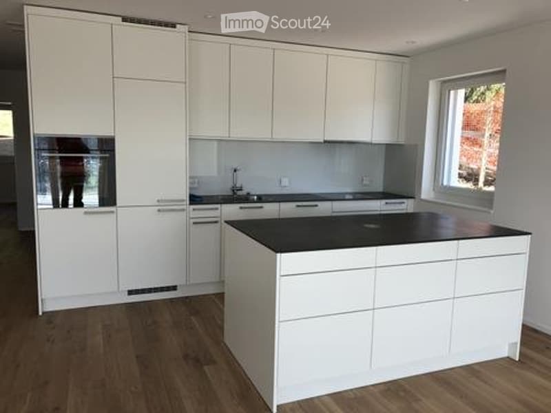 Ampio appartamento di 4 1/2 locali con veranda (serra) (2)