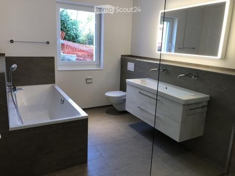 Ampio appartamento di 4 1/2 locali con veranda (serra) (3)