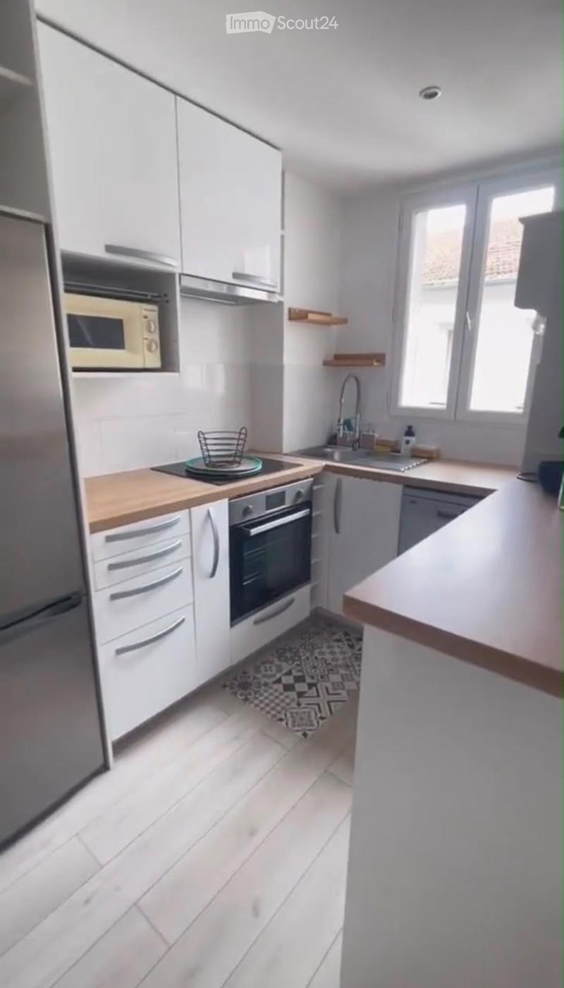 Spacious, fully furnished studio (2)