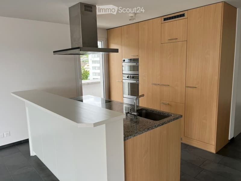 Appartement en attique de 4,5 pièces : central, moderne et ensoleillé (4)