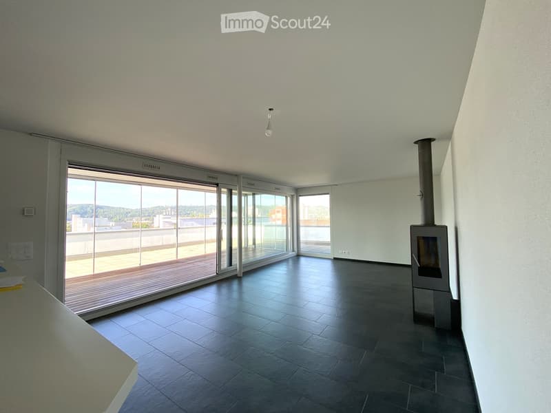 Appartement en attique de 4,5 pièces : central, moderne et ensoleillé (2)