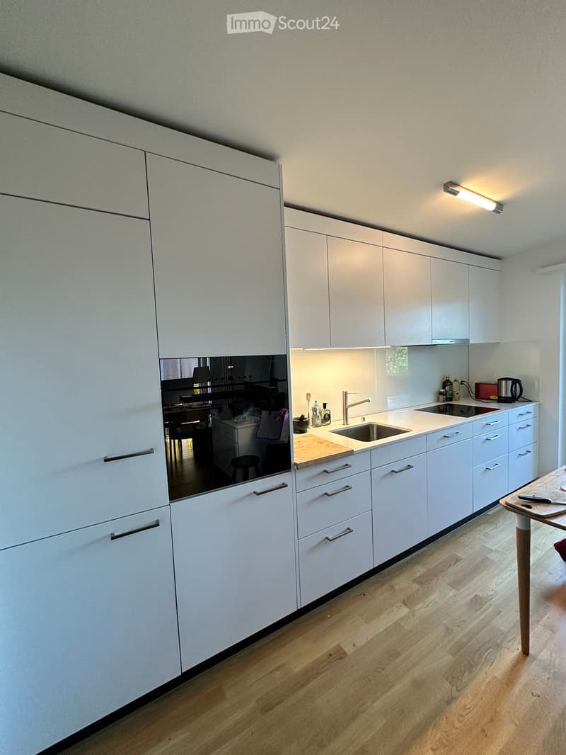 Helles, voll möbliertes Zimmer mit Zooblick (3)