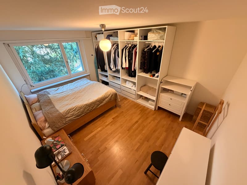 Helles, voll möbliertes Zimmer mit Zooblick (2)