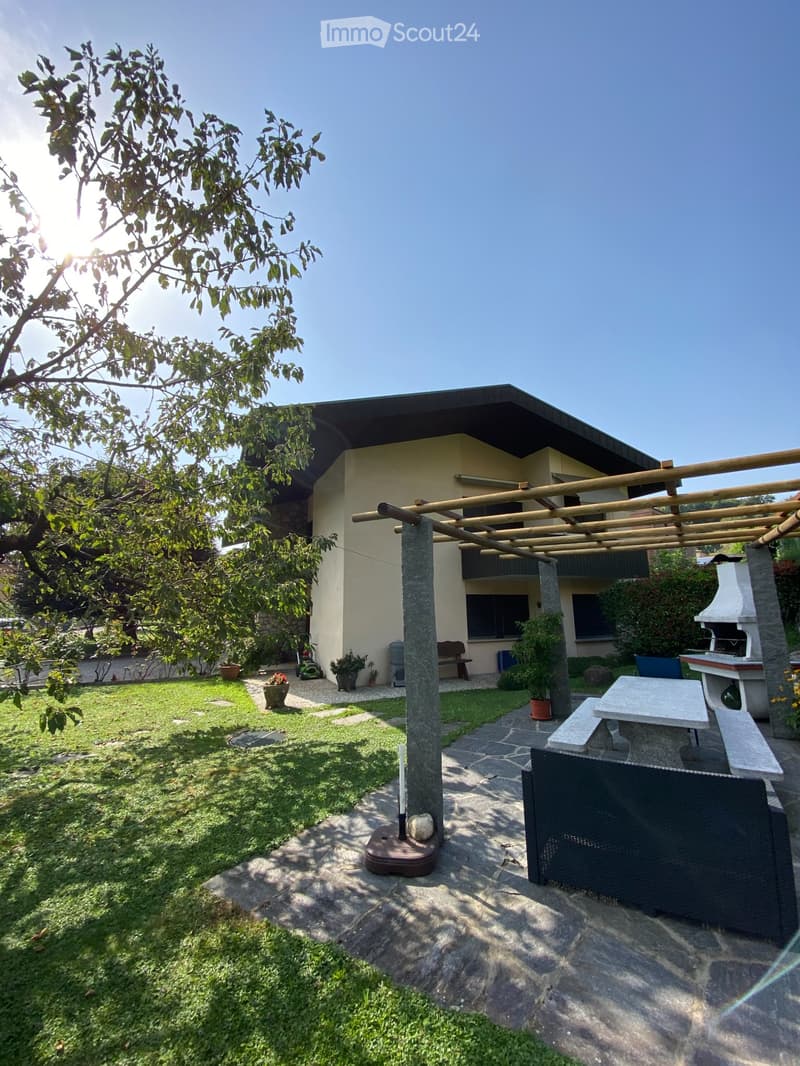 Villa avec grand terrain constructible à Tremona (2)