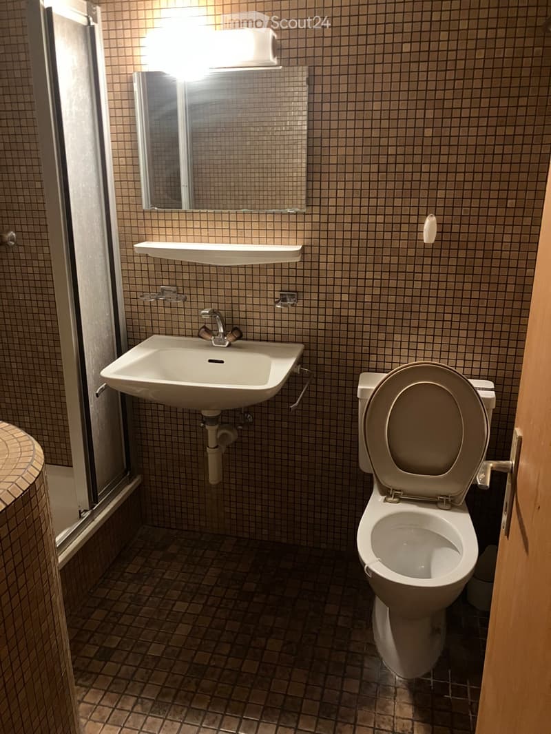 Einfaches  Zimmer mit eigenem WC Dusche Sitzplatz (2)