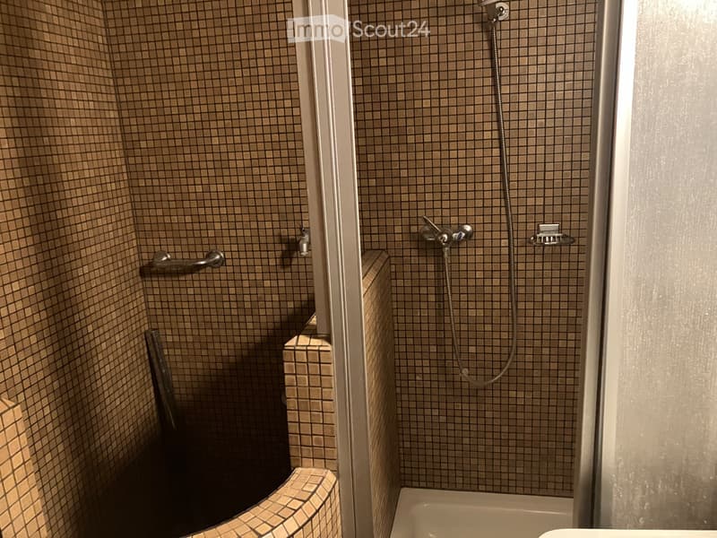 Einfaches  Zimmer mit eigenem WC Dusche Sitzplatz (3)