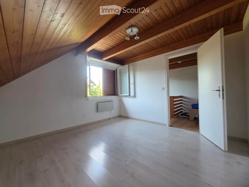 Bright room in a quiet house (5)