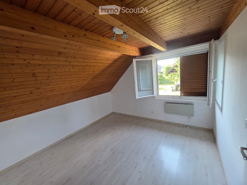 Bright room in a quiet house (4)