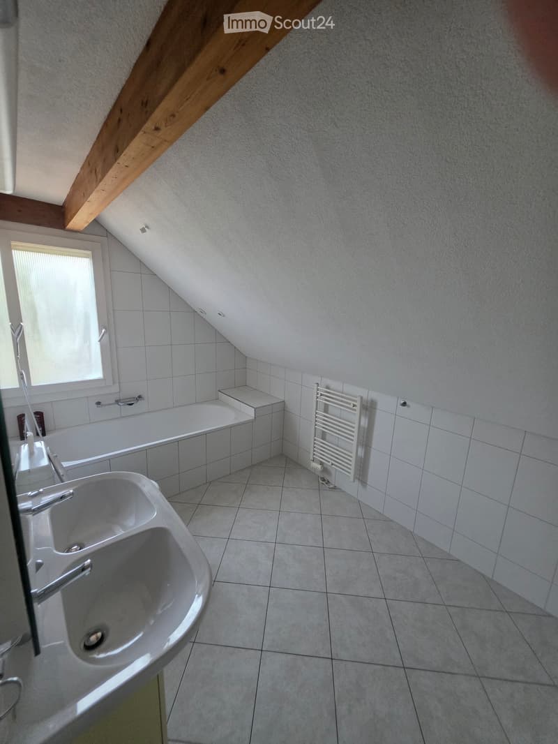 Bright room in a quiet house (2)