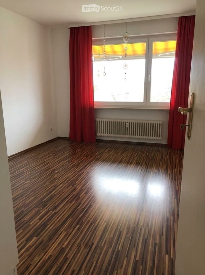 I am looking for a subtenant for a 3.5-room apartment. (4)