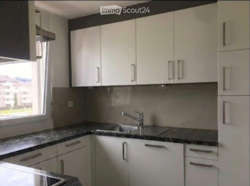 I am looking for a subtenant for a 3.5-room apartment. (3)