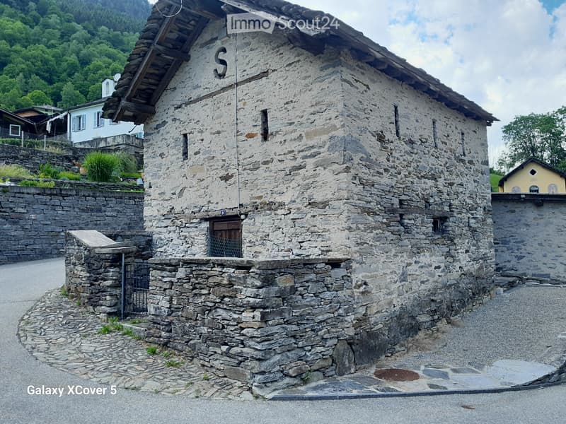 Vendo stalla in valle Calanca (1)