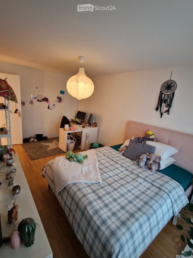 Shared room with private bathroom (2)
