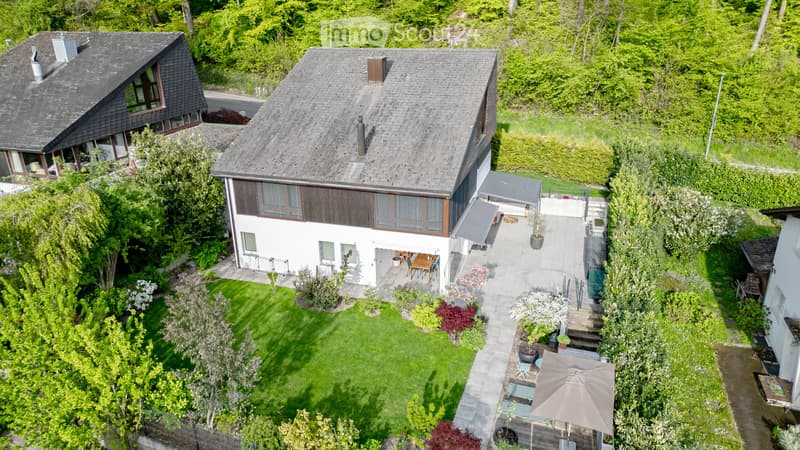 Bella casa unifamiliare ristrutturata con vista a Geroldswil ai margini della foresta (1)