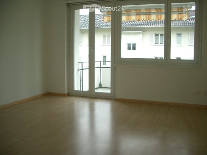 In Kloten 2.5 Zimmer Wohnung sonnig Nähe öffentlich Verkehr. (4)