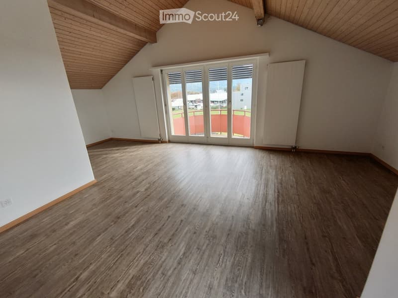 Attraktive 2.5-Zimmer- Dachwohnung mit 3 Balkonen in Uznach (1)