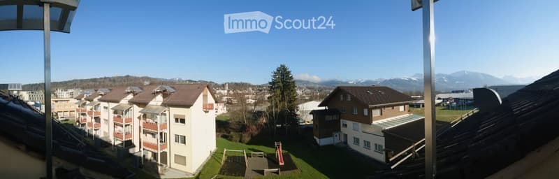 Attraktive 2.5-Zimmer- Dachwohnung mit 3 Balkonen in Uznach (5)