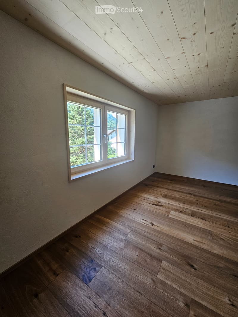 Neue 2.5-Zimmerwohnung in Cumpadials zu vermieten (3)