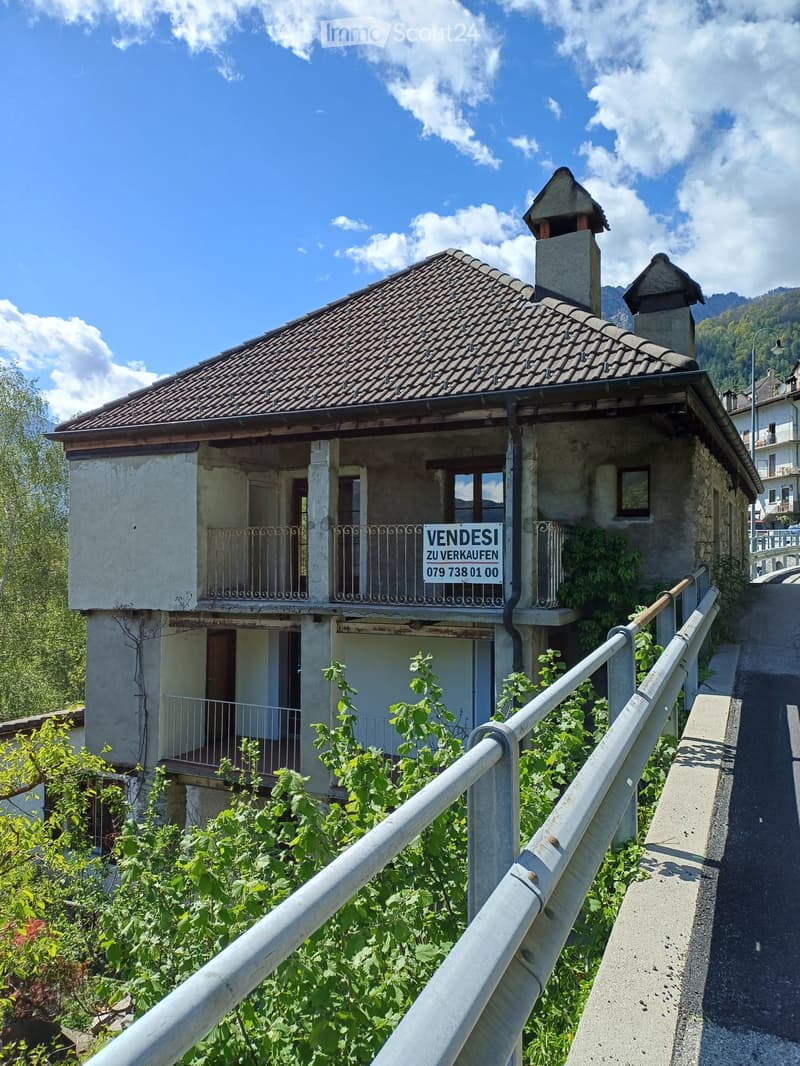Large old house for sale in Auressio (1)