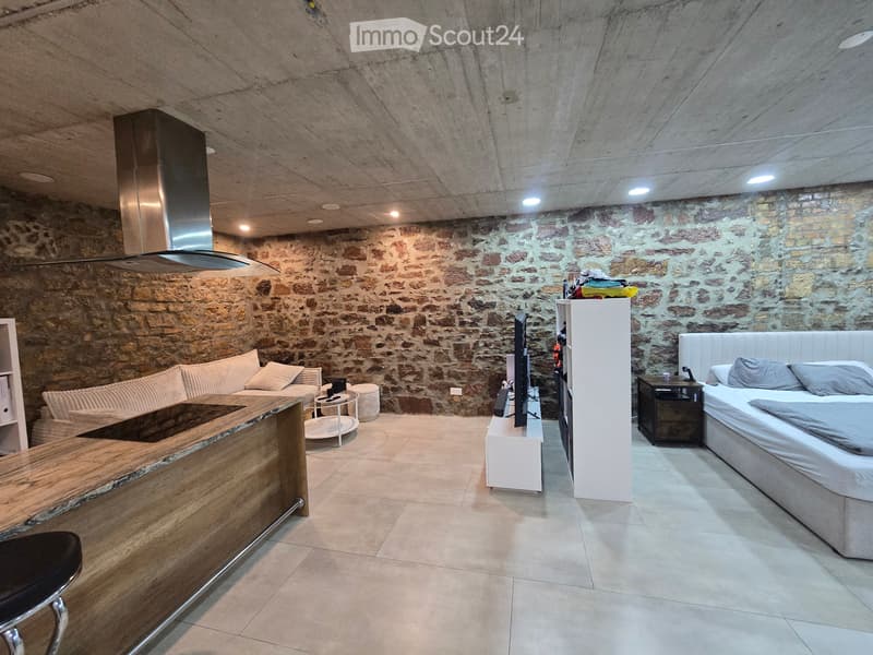 Moderne 1.5-Zimmer-Loft mit Natursteinwänden & Kochinsel (1)