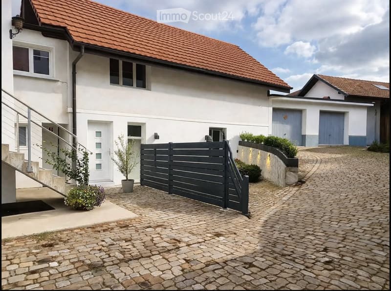 Übergabe Mietvertrag 2,5-Zimmer-Wohnung mit Terrasse (1)