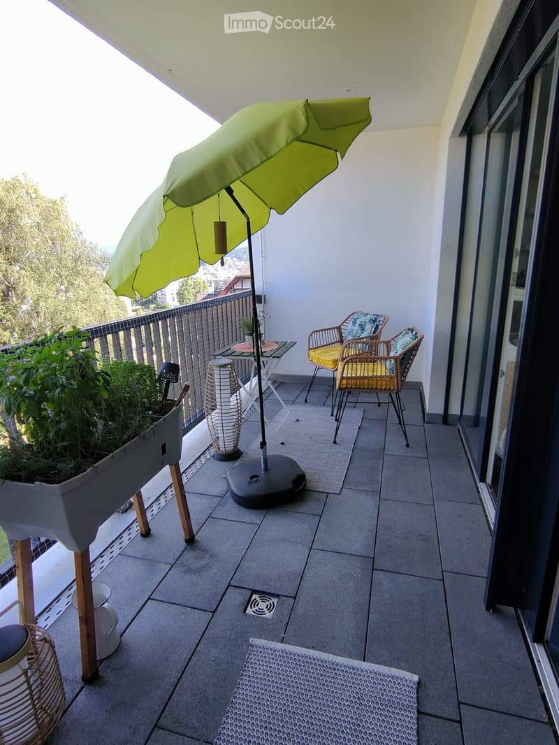 Bright 3 1/2 rooms with 2 bathrooms, laundry tower, large kitchen etc. (4)