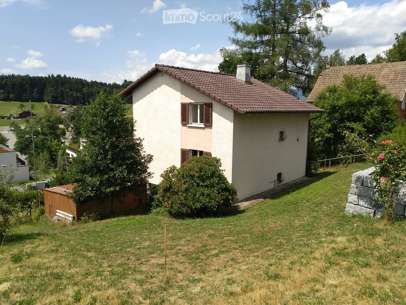Plot of land with a detached single-family home (2)