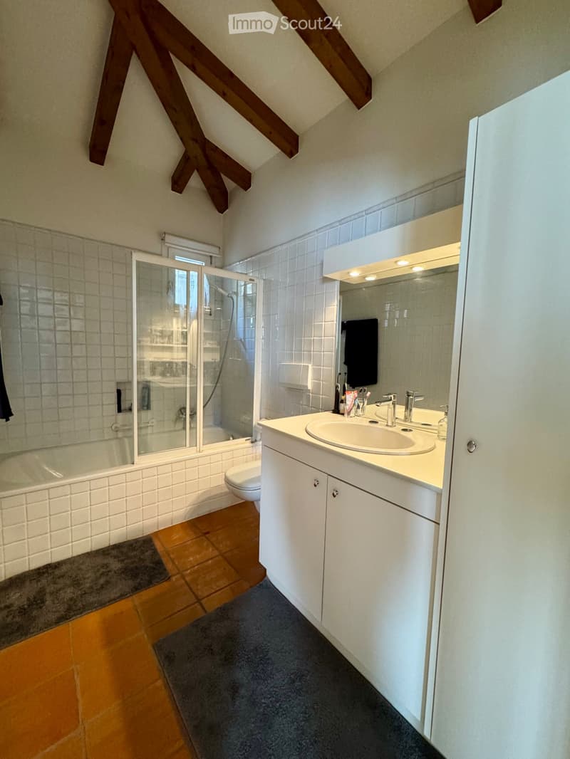 Independent duplex cottage with partial lake view (3)