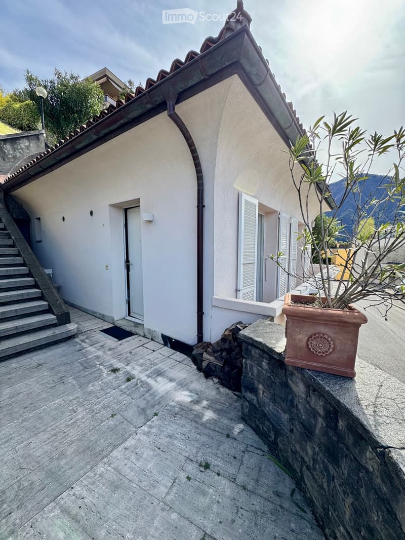 Independent duplex cottage with partial lake view (5)