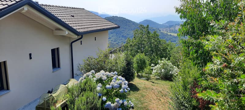 Modernes Haus umgeben von Grün, nur zwei Schritte von der Stadt entfernt. (5)