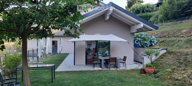 Modernes Haus umgeben von Grün, nur zwei Schritte von der Stadt entfernt. (1)