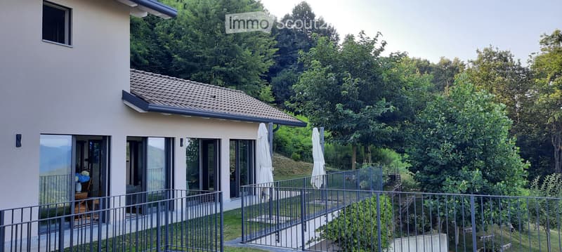 Modernes Haus umgeben von Grün, nur zwei Schritte von der Stadt entfernt. (2)