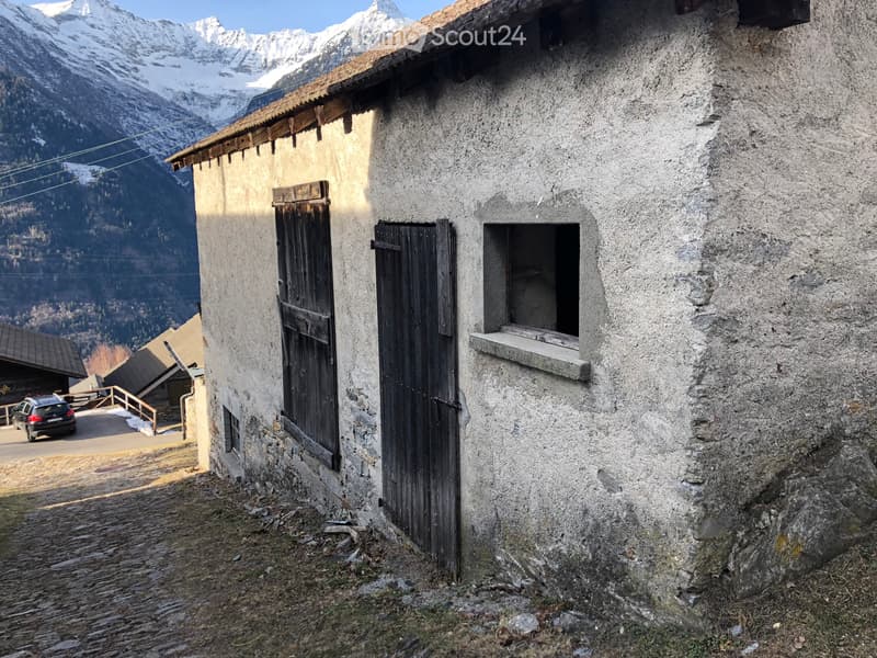 For sale in Sobrio, barn to be renovated (2)