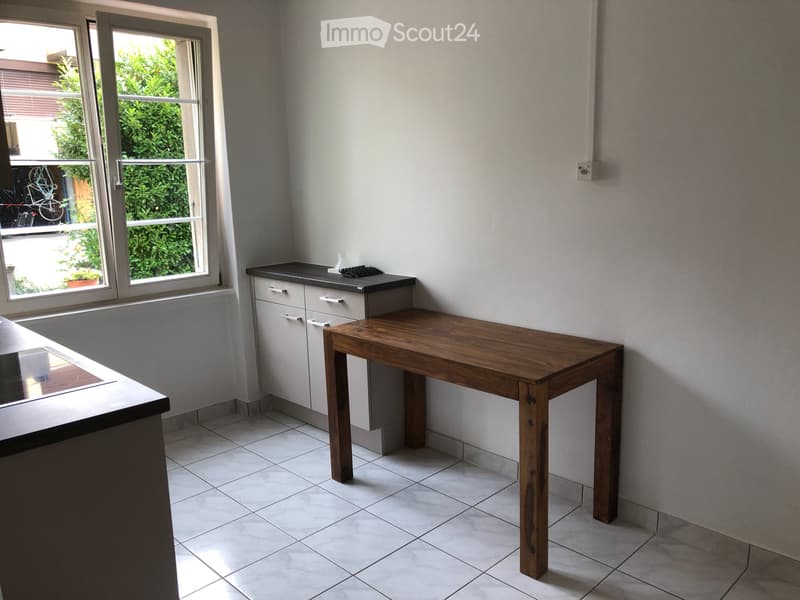 Appartamento di 3.5 locali in un edificio vecchio con serra invernale e balcone (5)
