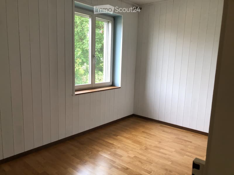 Appartamento di 3.5 locali in un edificio vecchio con serra invernale e balcone (2)