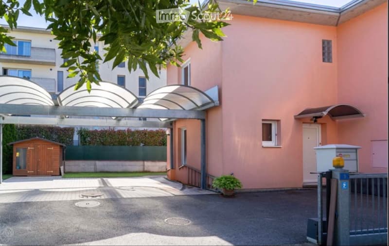 Casa di testa in zona residenziale (1)