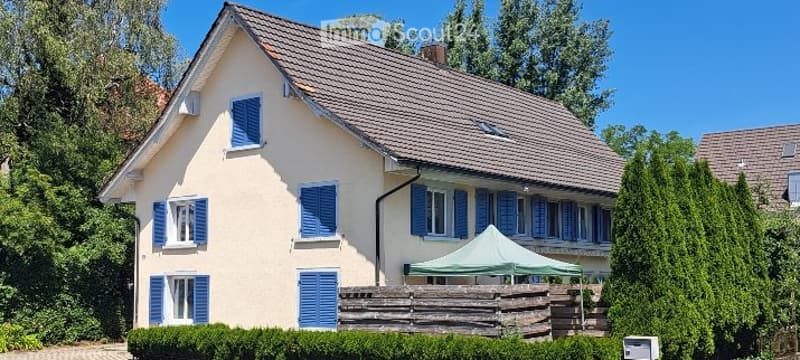 Casa angolare soleggiata con area di seduta coperta (1)