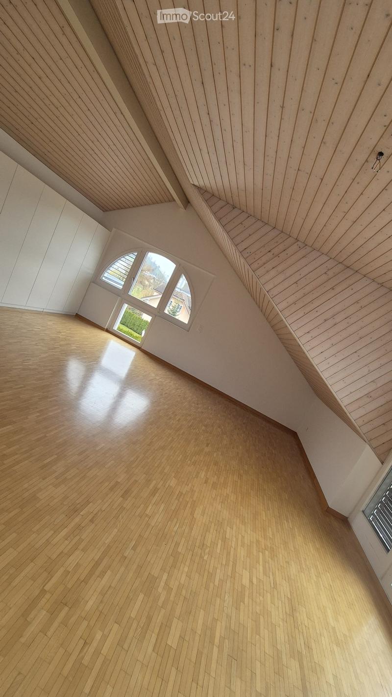 Appartamento mansardato luminoso 2.5 locali con balcone a Dagmersellen (2)